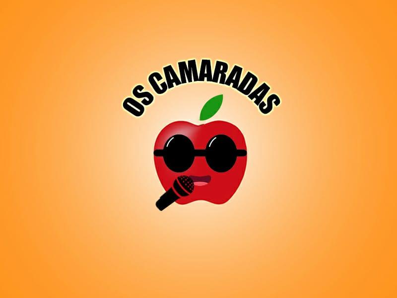 Logotipo com fundo laranja em degrad&ecirc; para o centro mais claro. Ainda no centro acima em negrito, letras caixa alta OS CAMARADAS e ao meio o desenho de uma ma&ccedil;&atilde; vermelha com uma folha verde acima, a ma&ccedil;&atilde; possui &oacute;culos escuros com lentes arredondadas e est&aacute; com a boca entre aberta. A esquerda um microfone preto, com detalhes vermelhos e est&aacute; na dire&ccedil;&atilde;o da boca